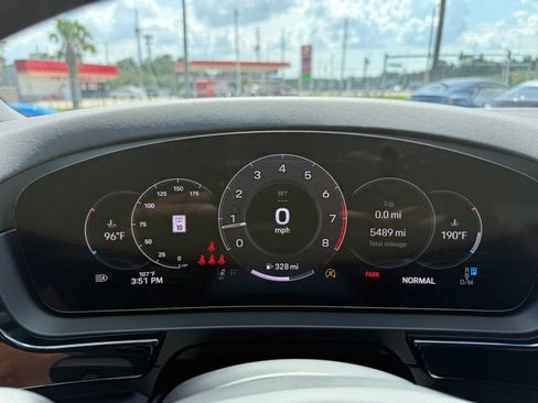 Used 2025 Porsche Cayenne AWD/4WD image 13