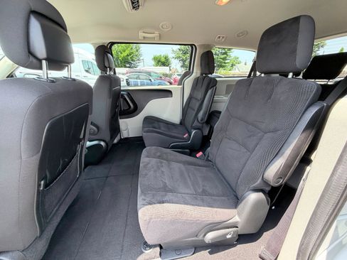 Used 2019 Dodge Grand Caravan SE w/ UConnect Hands-Free Group FWD image 17
