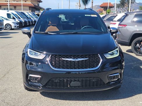 New 2026 Chrysler Pacifica Pinnacle image 2