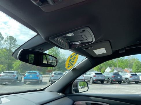 Used 2022 Chevrolet Traverse LT image 22