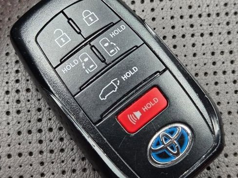 Used 2023 Toyota Sienna Platinum AWD/4WD image 36