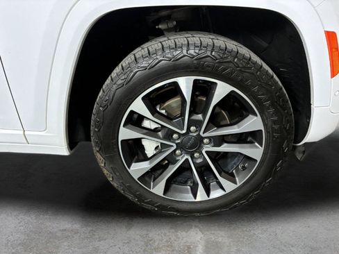 Used 2023 Jeep Grand Cherokee Overland w/ Luxury Tech Group IV AWD/4WD image 12