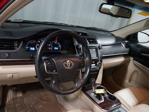 Used 2014 Toyota Camry XLE w/ Leather Package FWD image 7