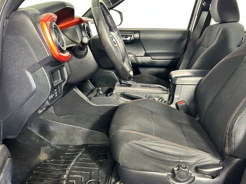 Used 2016 Toyota Tacoma TRD Off-Road w/ Premium & Technology Package AWD/4WD image 16