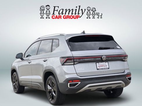 Used 2025 Volkswagen Taos SE FWD image 3