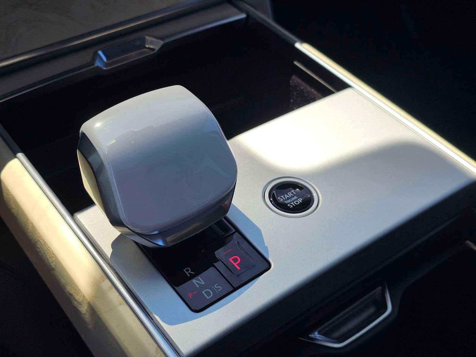 New 2025 Land Rover Range Rover SV AWD/4WD image 33