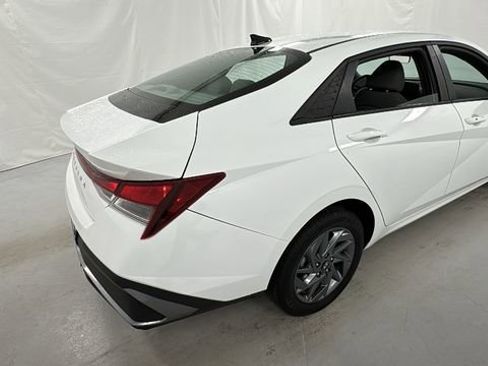 Used 2024 Hyundai Elantra SEL image 3