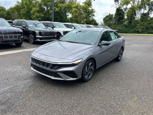 New 2025 Hyundai Elantra SEL image 3