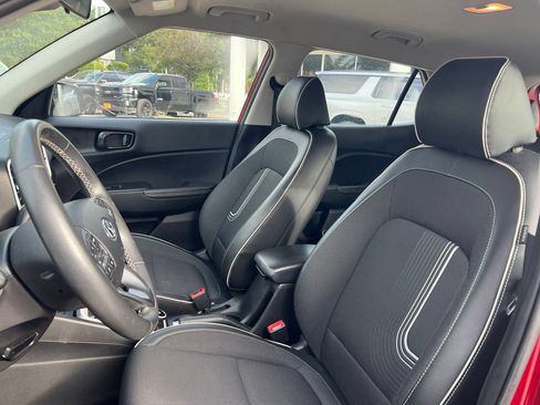 Used 2025 Hyundai Venue Limited FWD image 9
