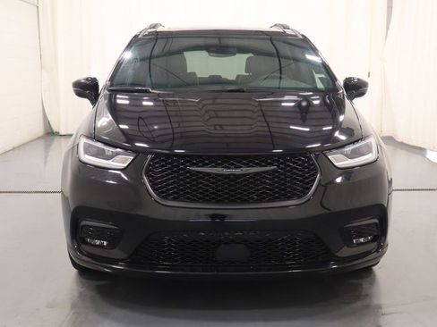 Used 2025 Chrysler Pacifica Limited FWD image 4