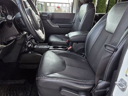 Used 2018 Jeep Wrangler Unlimited Sport image 9