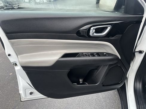 Used 2023 Jeep Compass Limited image 11