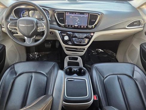 Used 2024 Chrysler Pacifica Select image 17