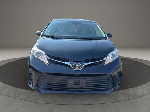 Used 2020 Toyota Sienna LE FWD image 2
