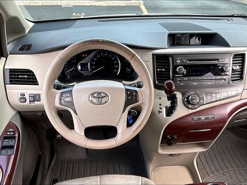 Used 2014 Toyota Sienna XLE FWD image 4