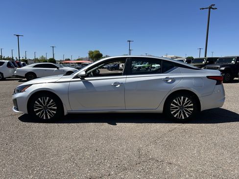 Used 2023 Nissan Altima 2.5 SV image 3