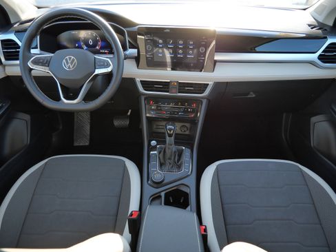 Certified 2025 Volkswagen Taos SE image 10