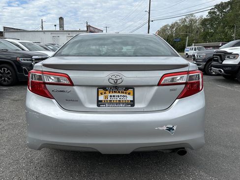 Used 2014 Toyota Camry SE w/ Moonroof Package FWD image 5