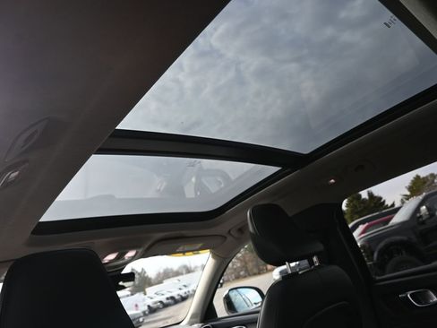 Used 2024 Volvo XC40 B5 Core image 28