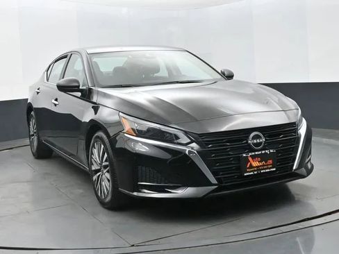 Used 2024 Nissan Altima 2.5 SV image 2