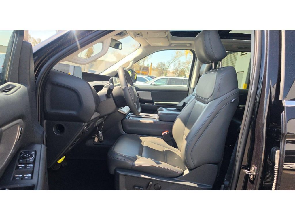 Used 2025 Ford Expedition Active AWD/4WD image 6