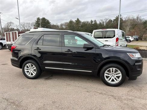 Used 2019 Ford Explorer XLT image 2