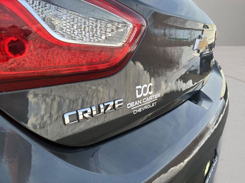 Used 2018 Chevrolet Cruze Premier FWD image 19