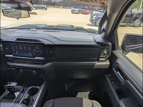 Used 2025 Chevrolet Silverado 1500 LT Trail Boss w/ Convenience Package II AWD/4WD image 4