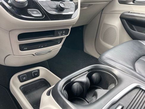 Used 2020 Chrysler Pacifica Touring-L Plus FWD image 15