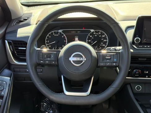 Used 2023 Nissan Rogue SV w/ SV Premium Package image 15