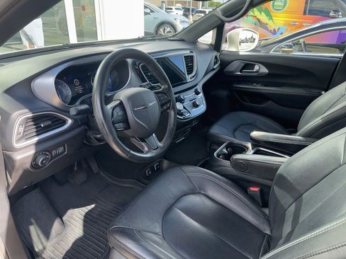 Used 2020 Chrysler Pacifica Touring-L Plus FWD image 8