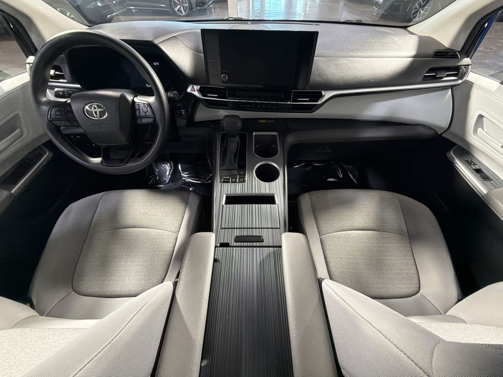 Used 2025 Toyota Sienna LE FWD image 31