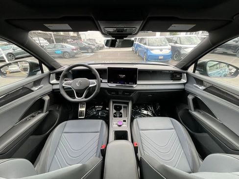 New 2025 Volkswagen Tiguan SE R-Line image 15