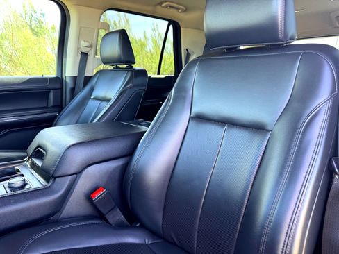 Used 2022 Ford Expedition XLT image 13