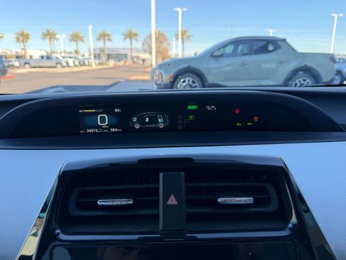 Used 2022 Toyota Prius LE image 10