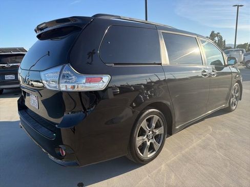 Used 2020 Toyota Sienna SE w/ SE Preferred Package image 2