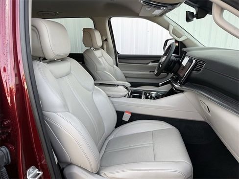 Used 2024 Jeep Wagoneer L Series II image 29