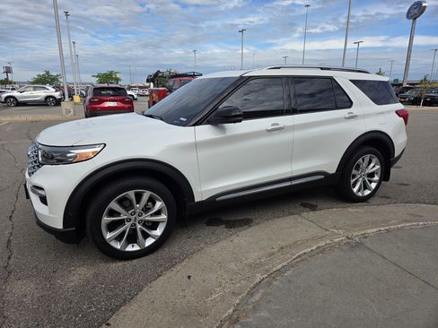 Used 2022 Ford Explorer Platinum w/ Equipment Group 601A AWD/4WD image 2