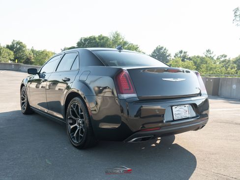 Used 2018 Chrysler 300 S w/ 300S Premium Group RWD image 5