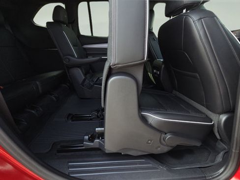 Used 2025 Buick Enclave Sport Touring w/ Power Package FWD image 22