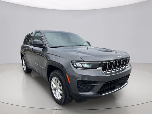 Used 2025 Jeep Grand Cherokee Laredo X RWD image 1