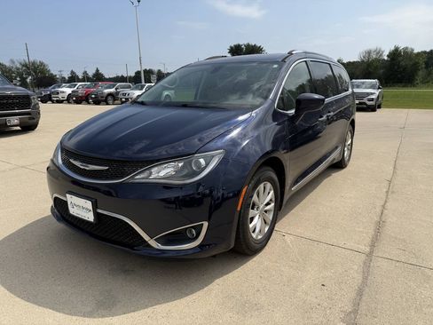 Used 2018 Chrysler Pacifica Touring-L FWD image 3