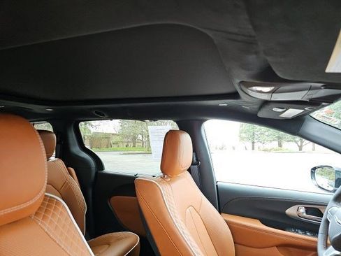 Used 2026 Chrysler Pacifica Pinnacle image 12