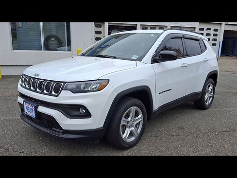Used 2023 Jeep Compass Latitude w/ Sun and Sound Group AWD/4WD image 4