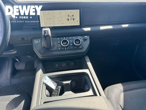Used 2024 Land Rover Defender 110 X-Dynamic SE AWD/4WD image 17