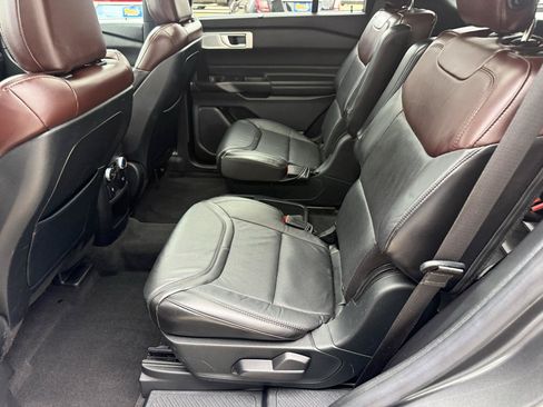 Used 2020 Ford Explorer Platinum w/ Premium Technology Package AWD/4WD image 12