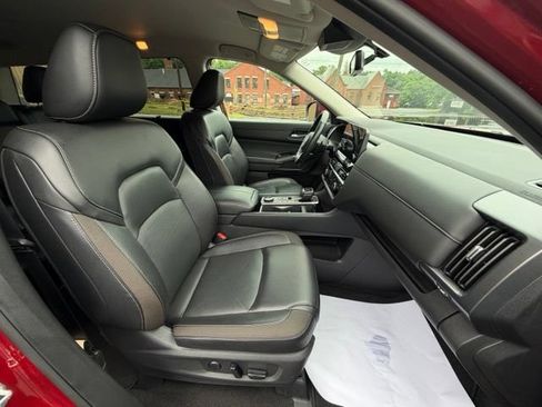 Used 2023 Nissan Pathfinder SL AWD/4WD image 3
