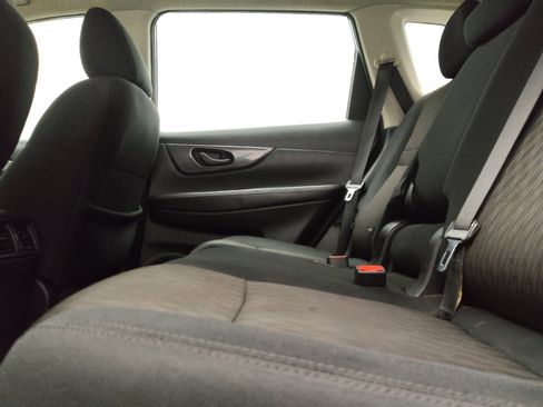 Used 2020 Nissan Rogue S FWD image 18