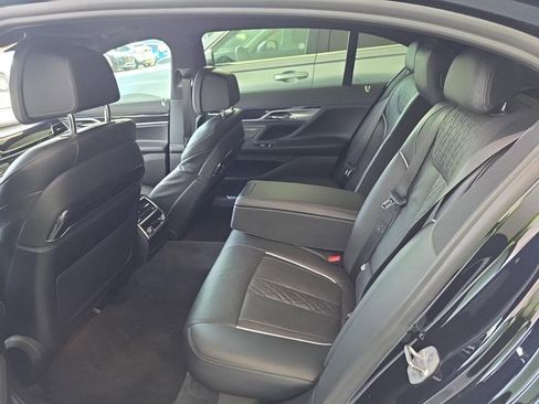 Used 2019 BMW 750i w/ M Sport Package RWD image 4