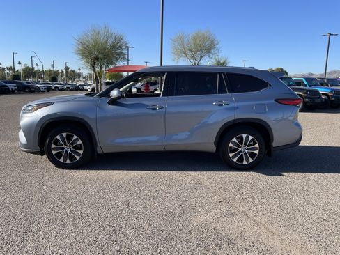 Used 2020 Toyota Highlander XLE image 3